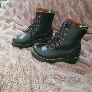 Dr. Martens LEONA vintage style boot